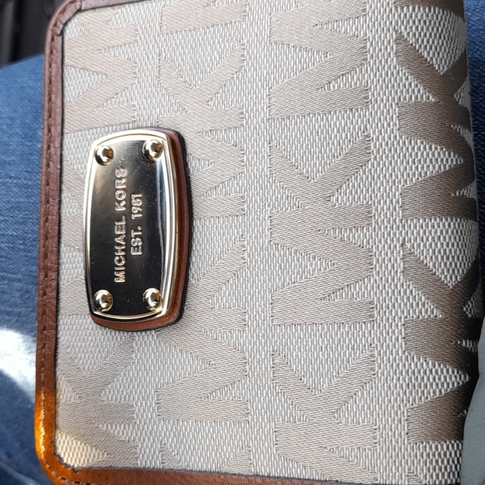 Like New! Michael kors wallet